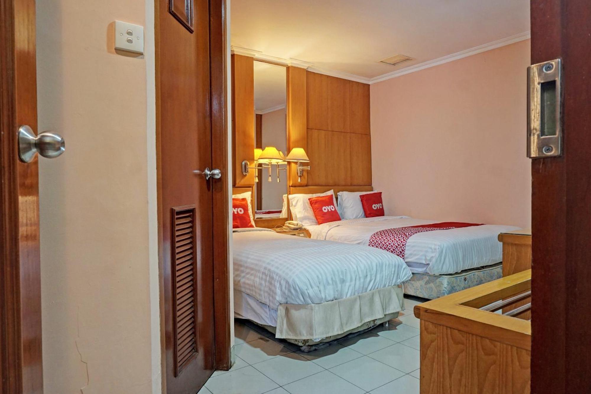 Oyo 671 Hotel Capitol Jakarta Ngoại thất bức ảnh