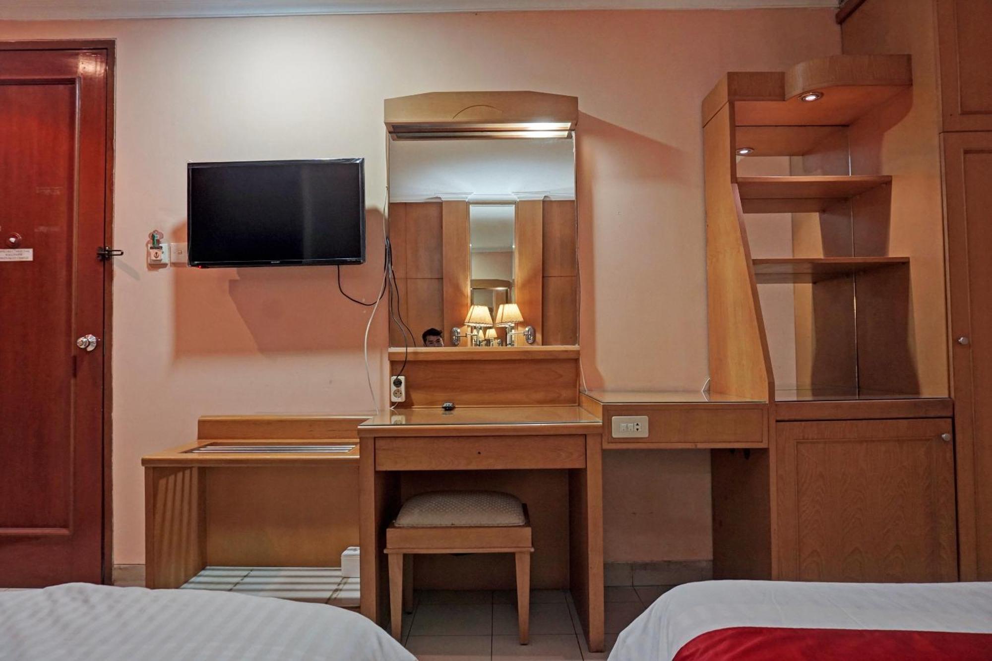 Oyo 671 Hotel Capitol Jakarta Ngoại thất bức ảnh