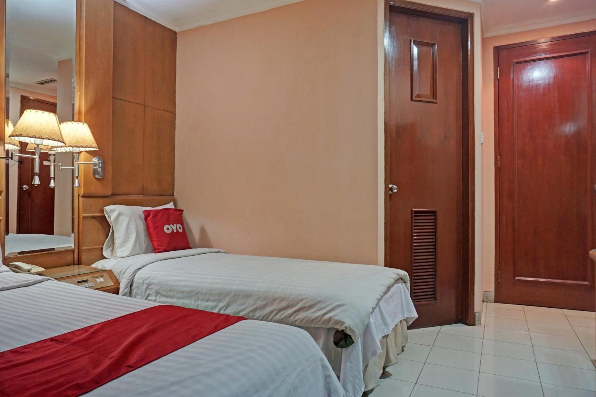 Oyo 671 Hotel Capitol Jakarta Ngoại thất bức ảnh