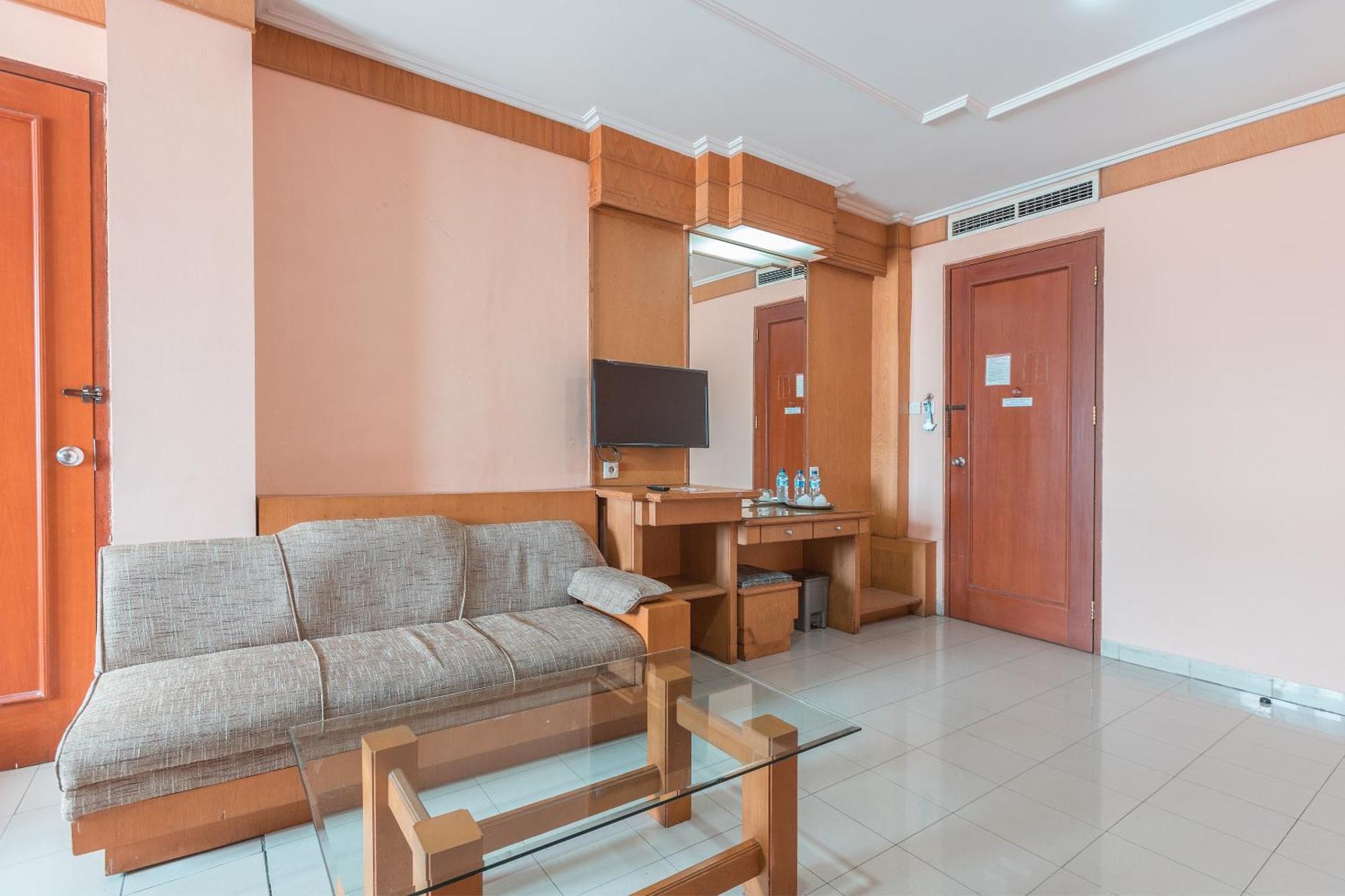 Oyo 671 Hotel Capitol Jakarta Ngoại thất bức ảnh
