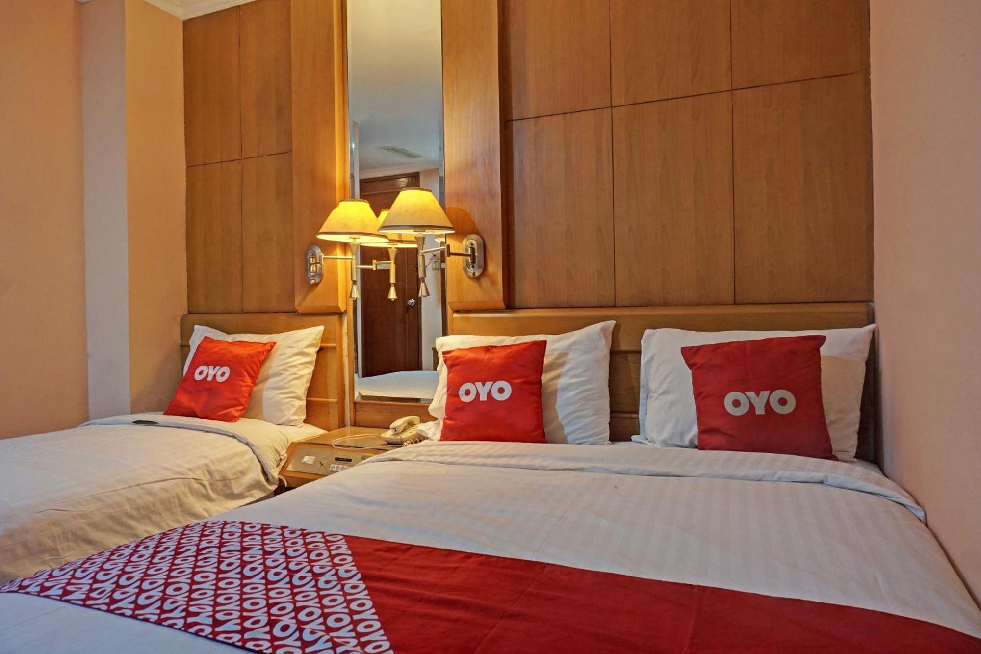 Oyo 671 Hotel Capitol Jakarta Ngoại thất bức ảnh