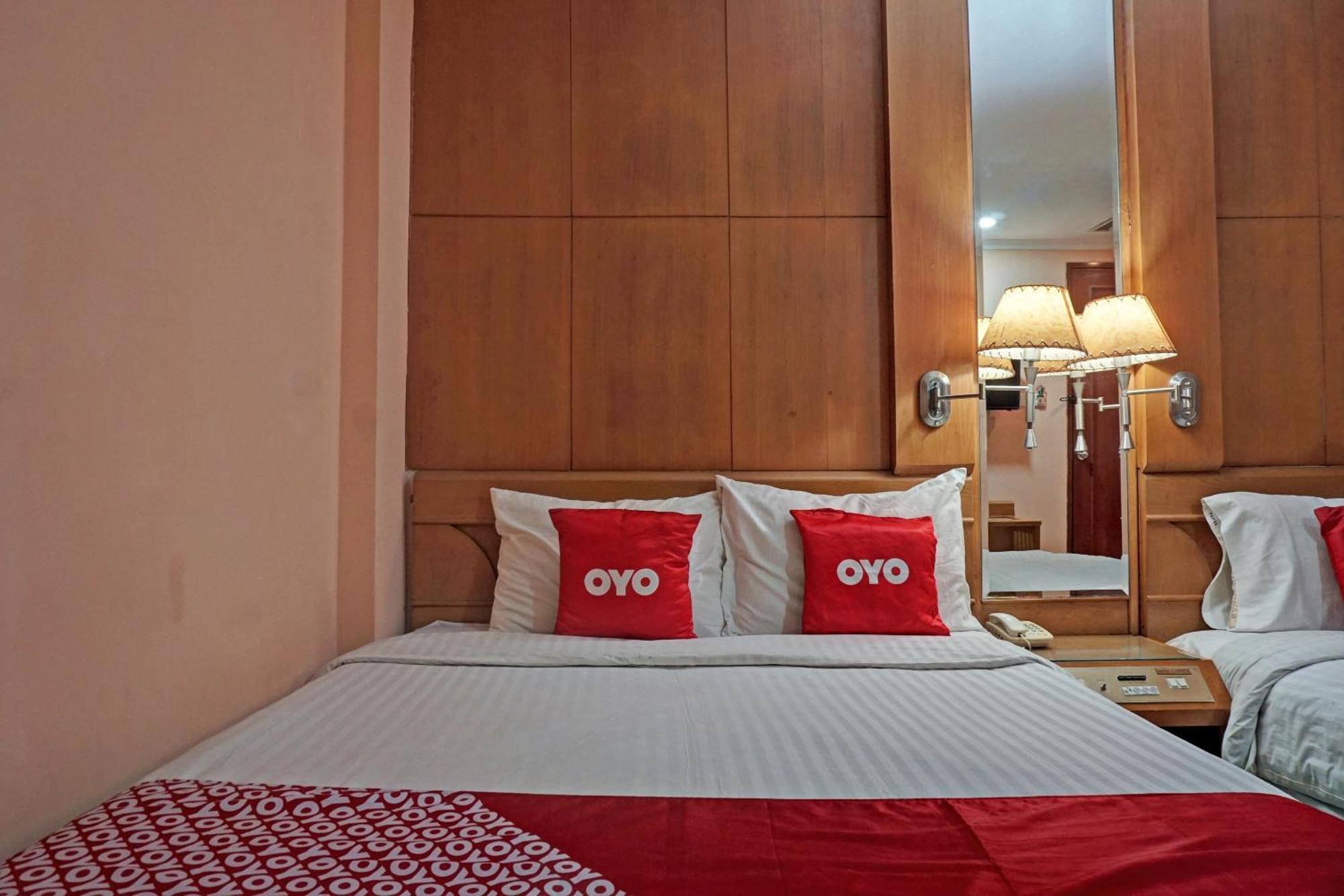 Oyo 671 Hotel Capitol Jakarta Ngoại thất bức ảnh