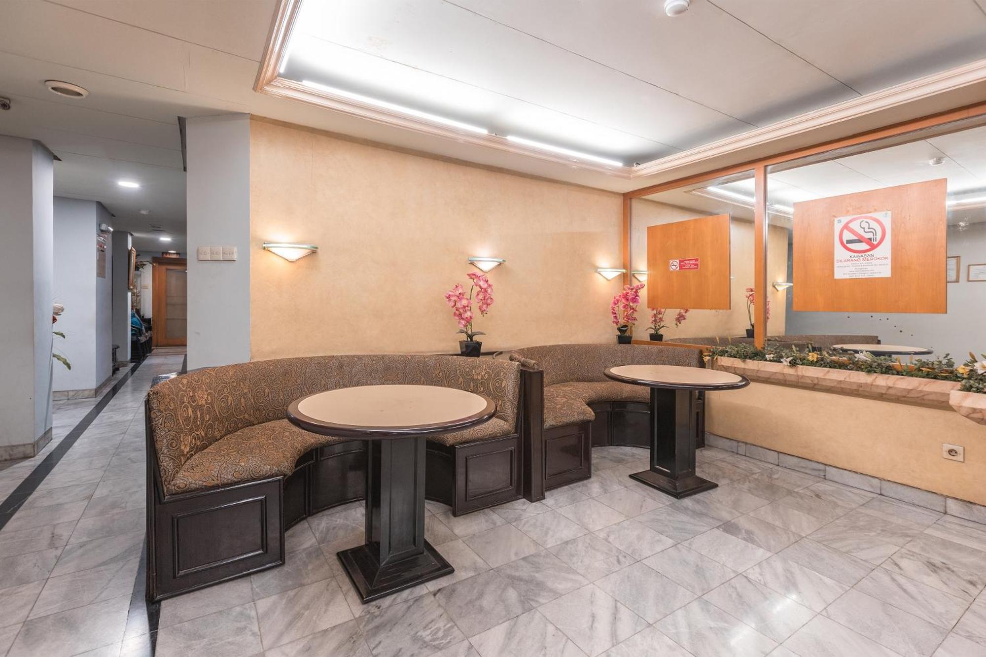 Oyo 671 Hotel Capitol Jakarta Ngoại thất bức ảnh
