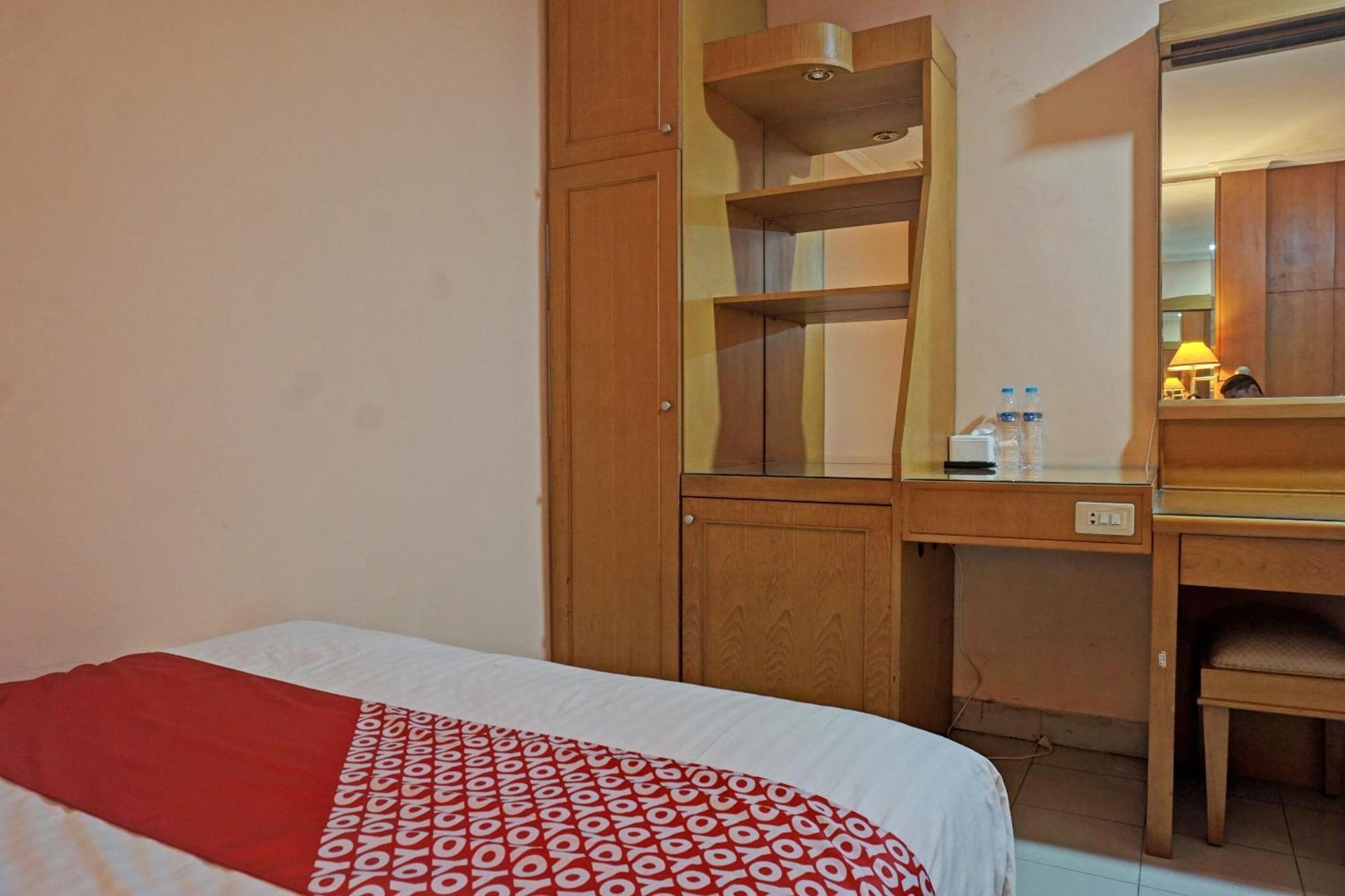 Oyo 671 Hotel Capitol Jakarta Ngoại thất bức ảnh