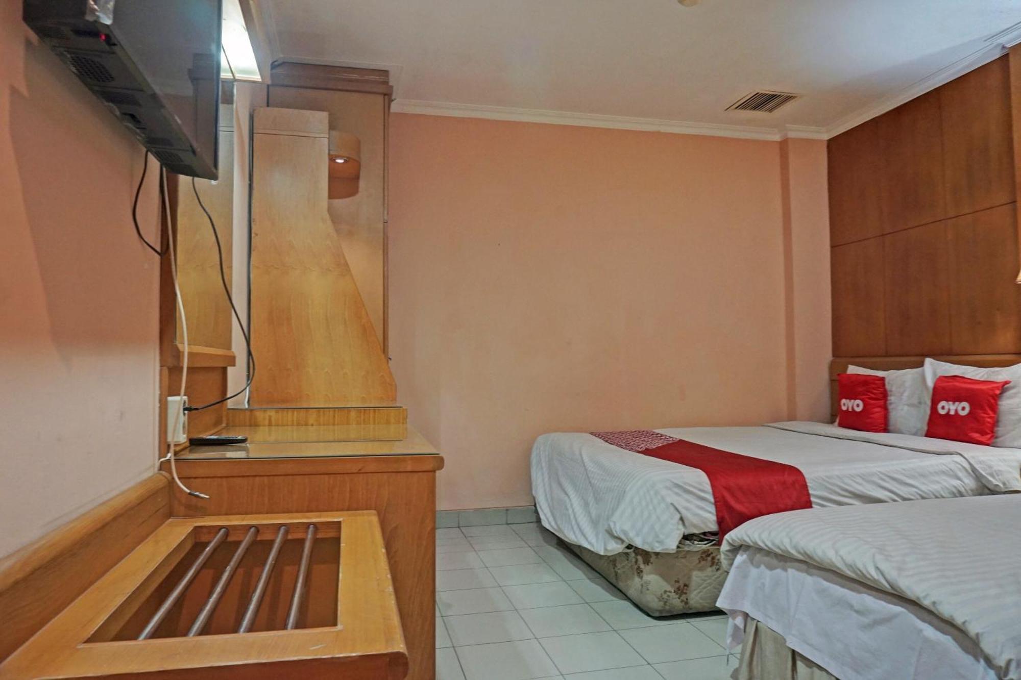 Oyo 671 Hotel Capitol Jakarta Ngoại thất bức ảnh
