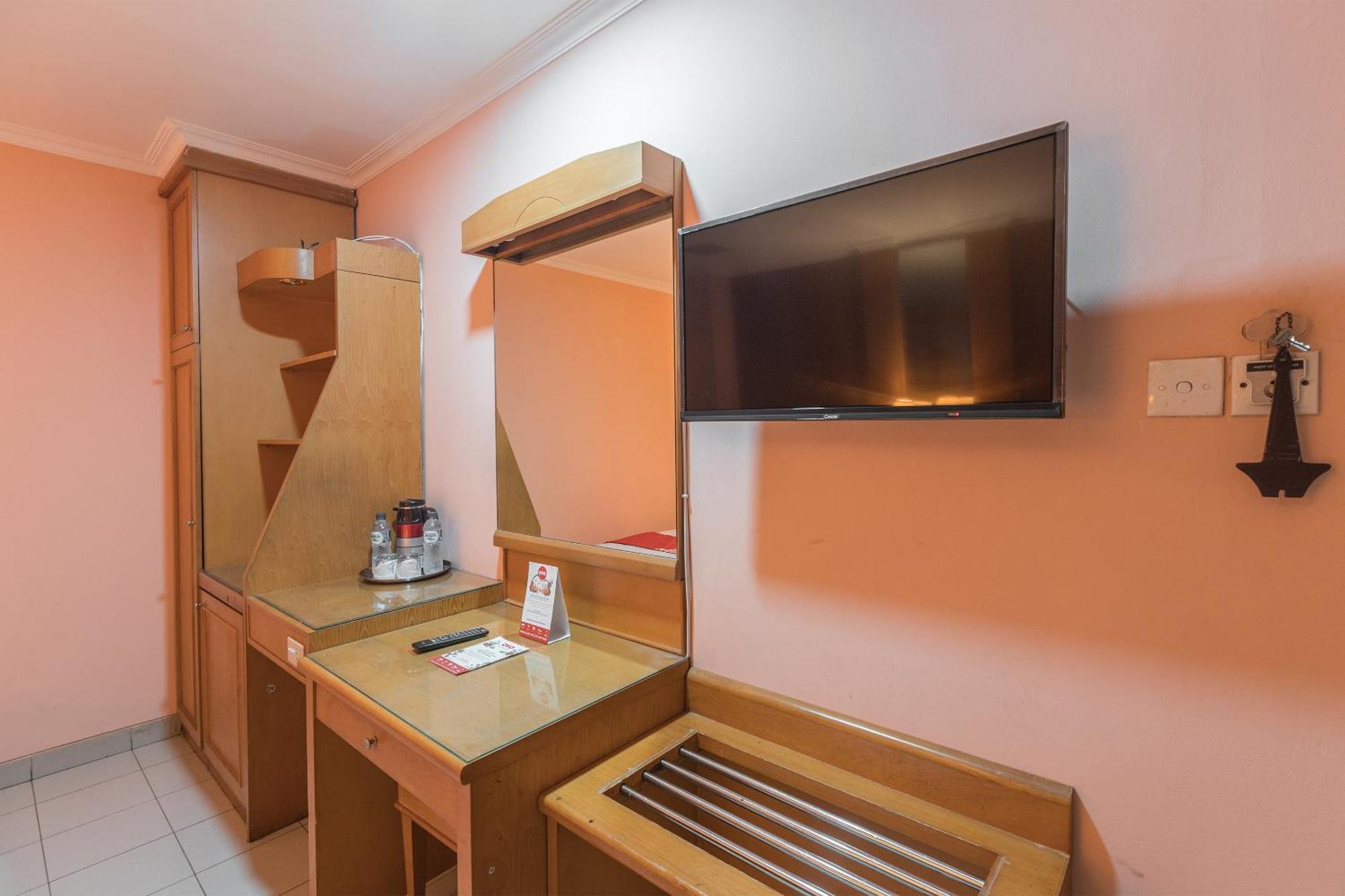 Oyo 671 Hotel Capitol Jakarta Ngoại thất bức ảnh