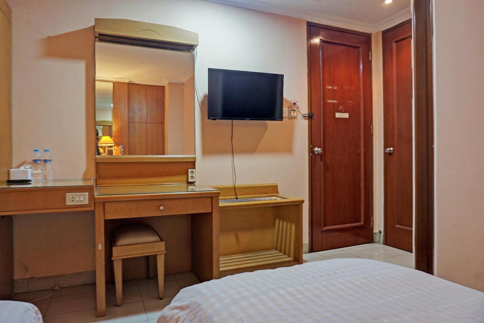 Oyo 671 Hotel Capitol Jakarta Ngoại thất bức ảnh