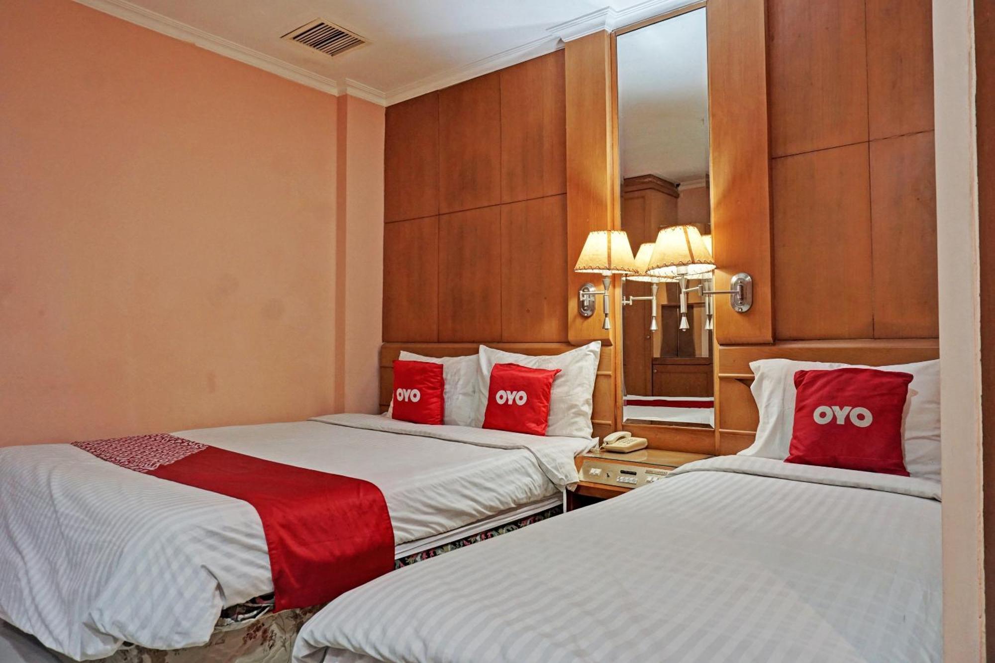 Oyo 671 Hotel Capitol Jakarta Ngoại thất bức ảnh