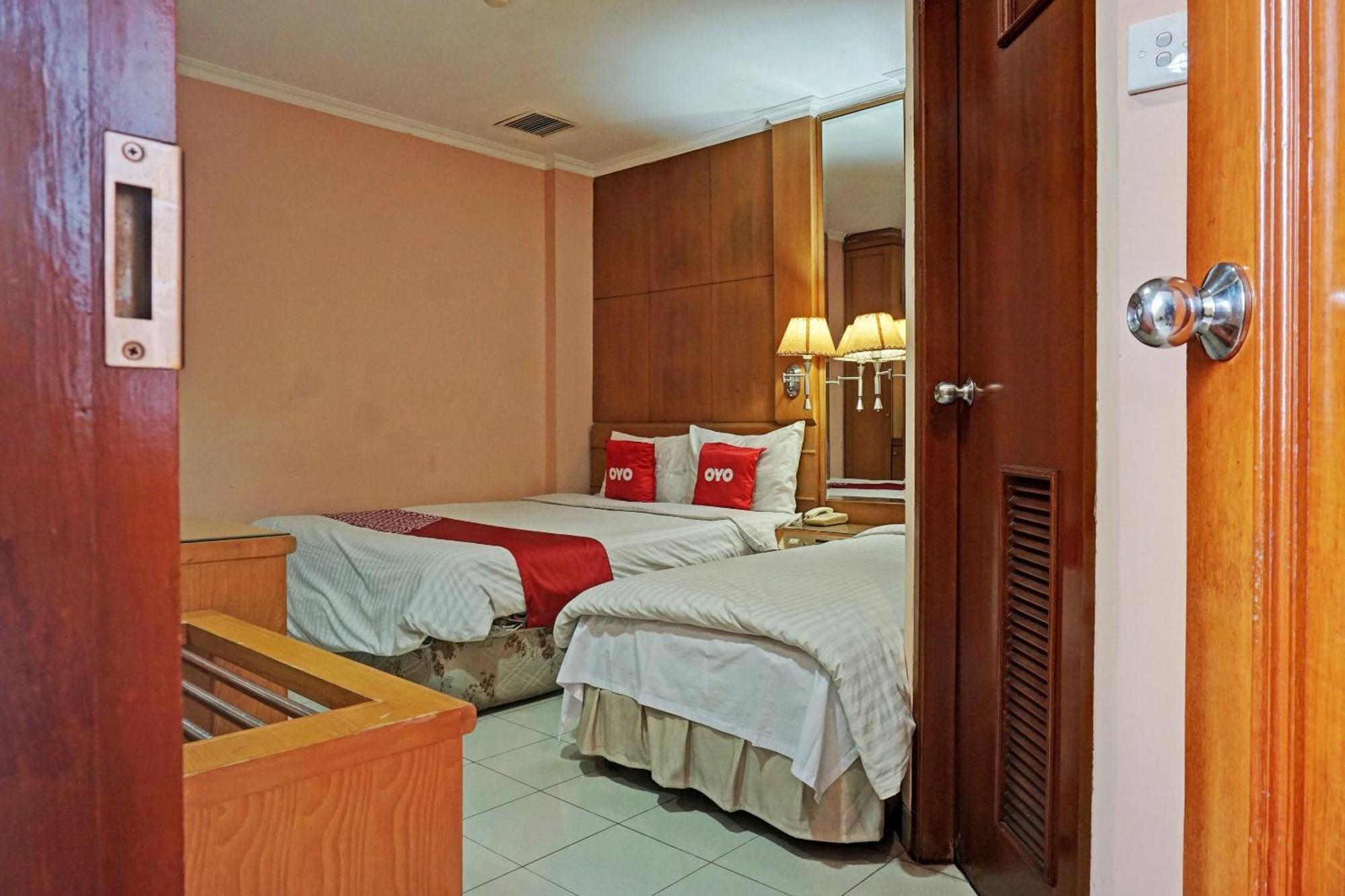 Oyo 671 Hotel Capitol Jakarta Ngoại thất bức ảnh